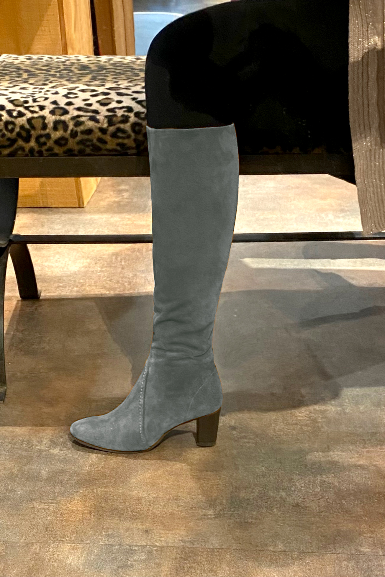 Dove grey women's feminine knee-high boots. Round toe. Medium block heels. Made to measure. Worn view - Florence KOOIJMAN